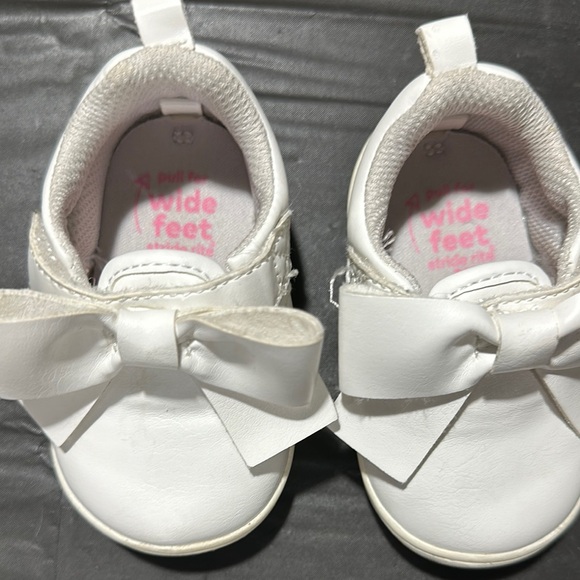 Elegant White Kids Shoes with Bow - Picture 2 of 4